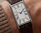 De kast is van gepolijst roestvrij staal, 21 mm breed, 36 mm van lug tot lug en 8,5 mm dik, en wordt aangedreven door een standaard quartz-uurwerk.