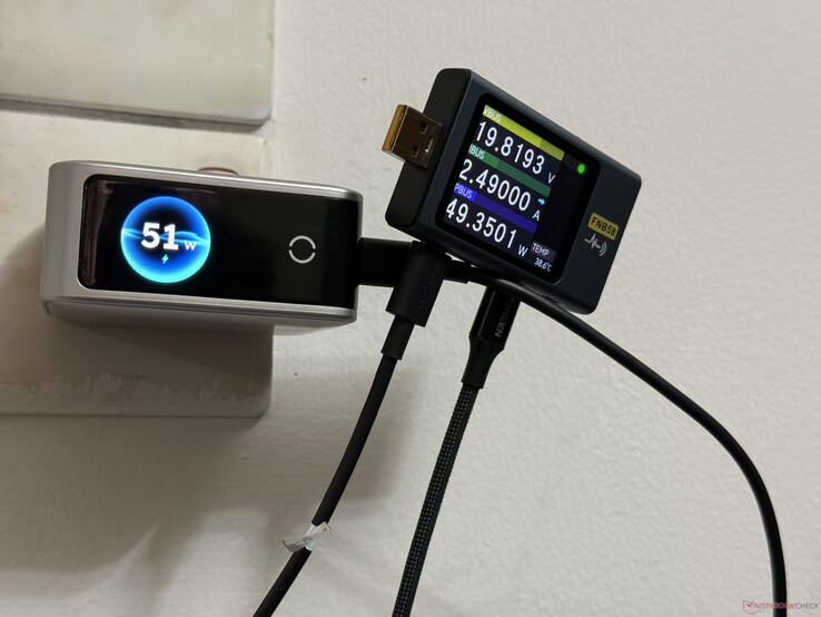 Vergelijking van de meetwaarden van de Ugreen Nexode Pro 160W, afgelezen met de meter en de USB-tester
