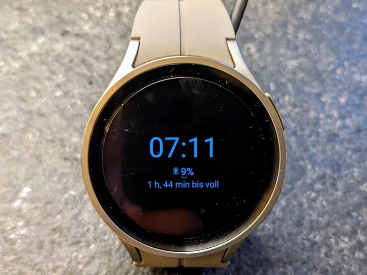 De Samsung Galaxy Watch5 Pro laadt draadloos op via de Qi-standaard