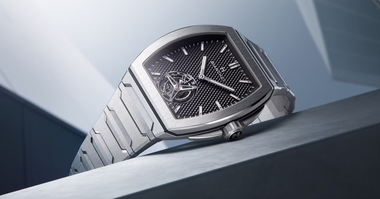 Schuine hoek van de Bianchet B 1.618 UltraFino met de vliegende tourbillon en de getextureerde wijzerplaat (Afbeelding bron: Bianchet Official Website)