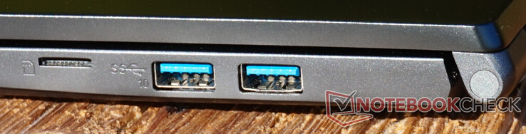Aansluitingen rechts: microSD-slot, twee USB-A (10 Gbit/s)