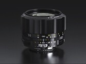 De nieuwe Voigtlander NOKTON 55 mm SLIIs lens ziet eruit alsof hij zo uit een jaren '80 spiegelreflexcamera is gerukt. (Beeldbron: Cosina)