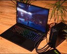 XMG Neo 15 laptop aangesloten op een externe waterkoeleenheid terwijl het spel Control wordt uitgevoerd. (Afbeeldingsbron: XMG/Reddit)