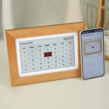 Een Bigme digitaal fotolijstje waarop een kalender wordt weergegeven naast een smartphone.