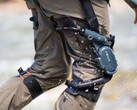 Het Dnsys Z1 knie-exoskelet helpt wandelaars de belasting van zware rugzakken te compenseren. (Afbeelding bron: Dnsys)