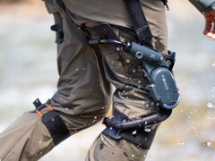 Het Dnsys Z1 knie-exoskelet helpt wandelaars de belasting van zware rugzakken te compenseren. (Afbeelding bron: Dnsys)