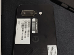 Real-world fotolek toont het ovaalvormige camera-eiland van de nog niet uitgebrachte Pixel 9a (Afbeeldingsbron: @feni_book op X)