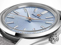 Het Grand Seiko-logo en de secondewijzer zijn afgewerkt in roségoud.