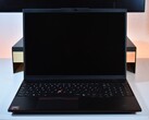 De Lenovo ThinkPad L16 Gen 2 in zijn natuurlijke omgeving: een bureau.