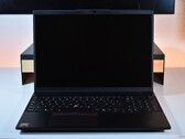De Lenovo ThinkPad L16 Gen 2 in zijn natuurlijke omgeving: een bureau.