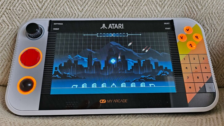 Missile Command is ook speelbaar in de opgeladen versie met Trak-Ball (Afbeelding bron: Marc Zander, Notebookcheck)