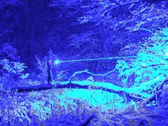 YouTuber StyroPyro presenteert de &quot;sterkste handheld laser ter wereld&quot;. (Afb. bron: StyroPyro via YouTube)