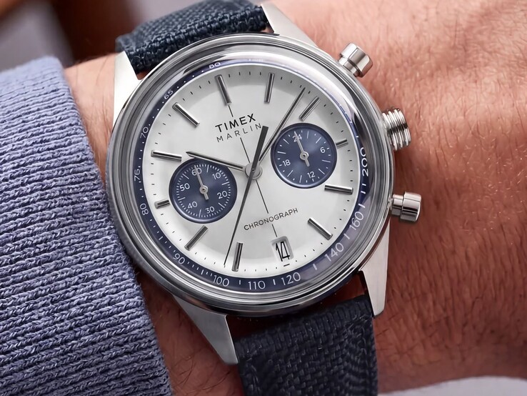Close-up van de Timex Marlin Jet Chronograph TW2Y89900 om een pols.