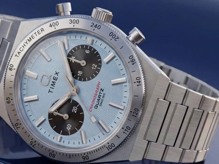 De Timex TW2Y92400 met een ijsblauwe radiale wijzerplaat in CD-stijl, zwarte subwijzerplaten,
