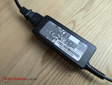 De kleine netadapter van de Connect 15