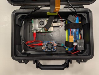 Raspberry Pi, batterij en andere onderdelen in de behuizing.