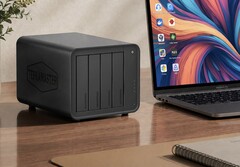 Op de afbeelding is de Terramaster D8 Hybrid 2 NAS te zien naast een laptop op een houten bureau 