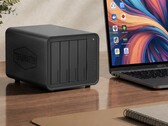 Op de afbeelding is de Terramaster D8 Hybrid 2 NAS te zien naast een laptop op een houten bureau 