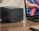 Op de afbeelding is de Terramaster D8 Hybrid 2 NAS te zien naast een laptop op een houten bureau 