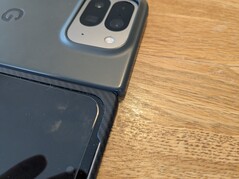 De Google-behuizing voegt nog eens 1 tot 2 mm extra bulk toe in vergelijking met de adamid-behuizing