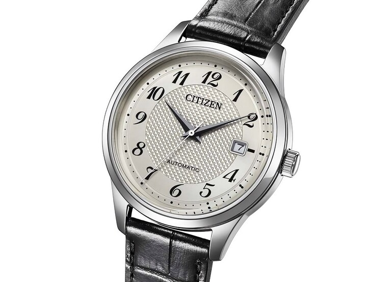 Vooraanzicht van het automatische horloge Citizen NJ0250-01B met een zilveren wijzerplaat, zwarte Arabische cijfers, datumvenster en een zwarte leren band.