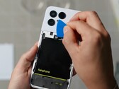 De batterij van de Fairphone 6 is bijzonder gemakkelijk te vervangen. (Afbeeldingsbron: iFixit)