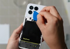 De batterij van de Fairphone 6 is bijzonder gemakkelijk te vervangen. (Afbeeldingsbron: iFixit)