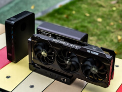 De MCIO van de GPD G2 eGPU zal beperkt zijn tot PCIe 4.0 x8 snelheden. Pcitured: een afbeelding van de GPD G2 met een GPU en de GPD Box mini PC. 