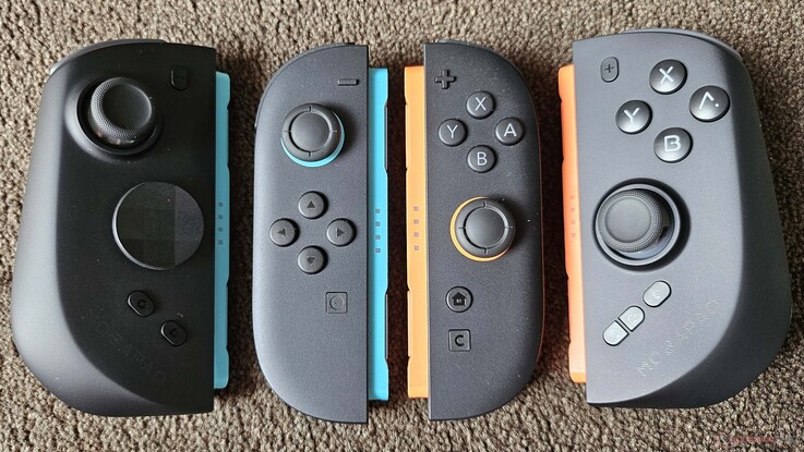 Een vergelijking met de originele Joy-Cons laat het aanzienlijke verschil in grootte tussen de M12S-controllers zien.