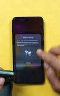 Een OnePlus-telefoon waarop het instellingsscherm voor het delen van audio wordt weergegeven, waarbij de gebruiker wordt gevraagd een tweede paar draadloze oordopjes in de koppelingsmodus te zetten.