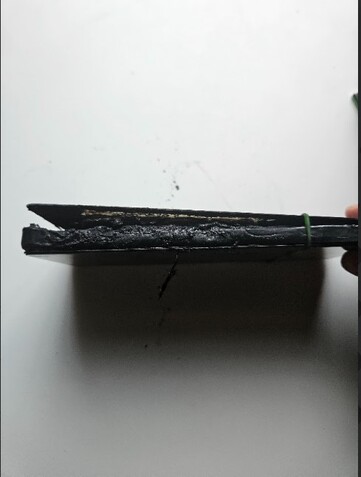Een zijaanzicht van de ontplofte Xiaomi Redmi Note 13 Pro 5G (Afbeeldingsbron: Sri Varshan; screenshot)