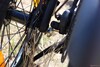Twee magneten houden de wielen bij elkaar wanneer de fiets is ingeklapt