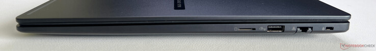 Rechts: microSD-lezer, USB-A 3.2 Gen.2 (5 GBit/s), Gigabit Ethernet, Kensington Nano-beveiligingssleuf