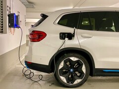 Een elektrische auto aangesloten op een laadstation (Afbeelding bron: Eren Goldman via Unsplash)
