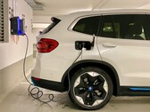 Een elektrische auto aangesloten op een laadstation (Afbeelding bron: Eren Goldman via Unsplash)