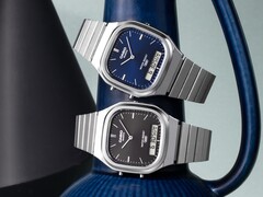 De retro analoog-digitale horloges Casio AQ-240E-1A en AQ-240E-2A2, met respectievelijk een zwarte en een blauwe wijzerplaat met sunburst-patroon, worden naast elkaar getoond.