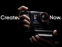 Een foto van de Insta360 Ace Pro 2 bevestigd aan zijn nieuwe gripaccessoire. (Afbeeldingsbron: Insta360)