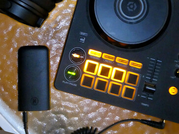 De draadloze zender wordt met een enkele kabel op de bronnen aangesloten. (Afbeeldingsbron: Notebookcheck)