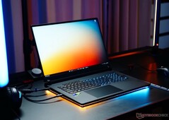 De Asus ROG Strix Scar 18 heeft een gigantisch 240Hz mini-LED-scherm (Afbeelding bron: Notebookcheck)