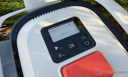 Bedieningspaneel en display op de robotmaaier