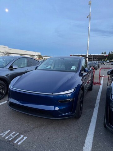 Het nieuwe Model Y in de kleur Deep Blue Metallic