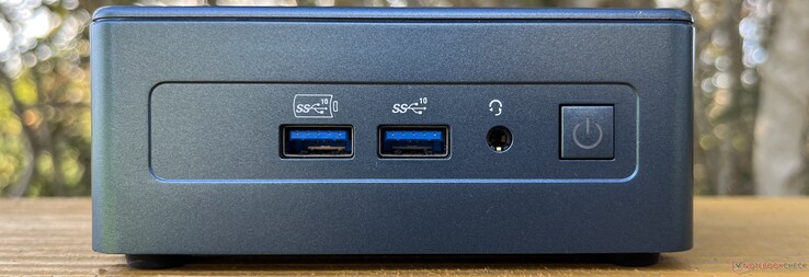 Voorkant: 2x USB-A 3.2 Gen 2 (10 Gbps, 1 altijd aan), headset, aan/uit-knop