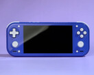 De RG 55G1 heeft een ontwerp dat lijkt op dat van de Switch Lite. Afgebeeld: de draagbare gameconsole in de kleur Indigo.
