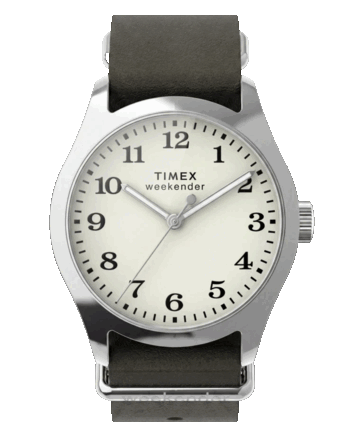 Timex Weekender New England TW2Y86600 met een 34 mm zilverkleurige kast, een crèmekleurige wijzerplaat en een donkergroene leren band.