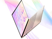 De MateBook 14 Core Edition 2026 wordt aangedreven door de Intel Core Ultra 5 325. Afgebeeld: een promorender waarop het slanke ontwerp van de laptop te zien is.