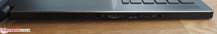 Linkerkant: stoomaansluiting, HDMI 2.0 poort, USB-A 3.1 Gen2 poort, USB-C 3.1 Gen2 poort met DisplayPort 1.4 ondersteuning, 3.5-mm audiopoort