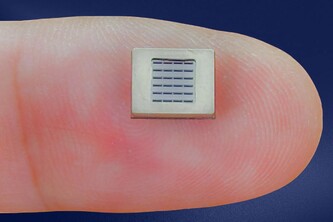 De chip is lichtgewicht, robuust en immuun voor elektromagnetische interferentie (Afbeelding Bron: xMEMS)