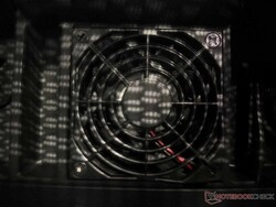 De ventilatoren zijn herkenbaar aan het gaasoppervlak van de zitting