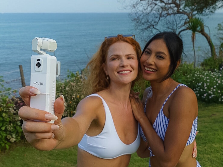 De Hoverair Versa is een 3-assige gimbal met een 1/1,3-inch camerasensor die 4K 60p-video’s en foto’s van 12 MP kan maken.