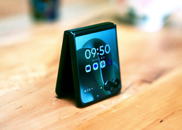 De Motorola Razr Ultra a.k.a. Razr Ultra 2025 werd geleverd met Android 15.